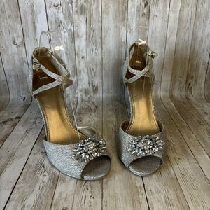 Badgley Mischka Belle Jewel Encrusted Silver Sparkling High Heel Shoes Size 9